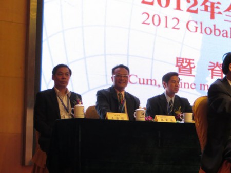 張老師是2012脊柱大會臺上貴賓臺上留影